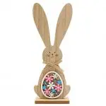 Iepuraș Decorativ de Paște cu Ou Floral – Lemn, 25 cm