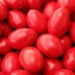 Ou Decorativ de Paște din Lemn Natural Vopsit Roșu – Ornament Tradițional, 4,5 x 3 cm