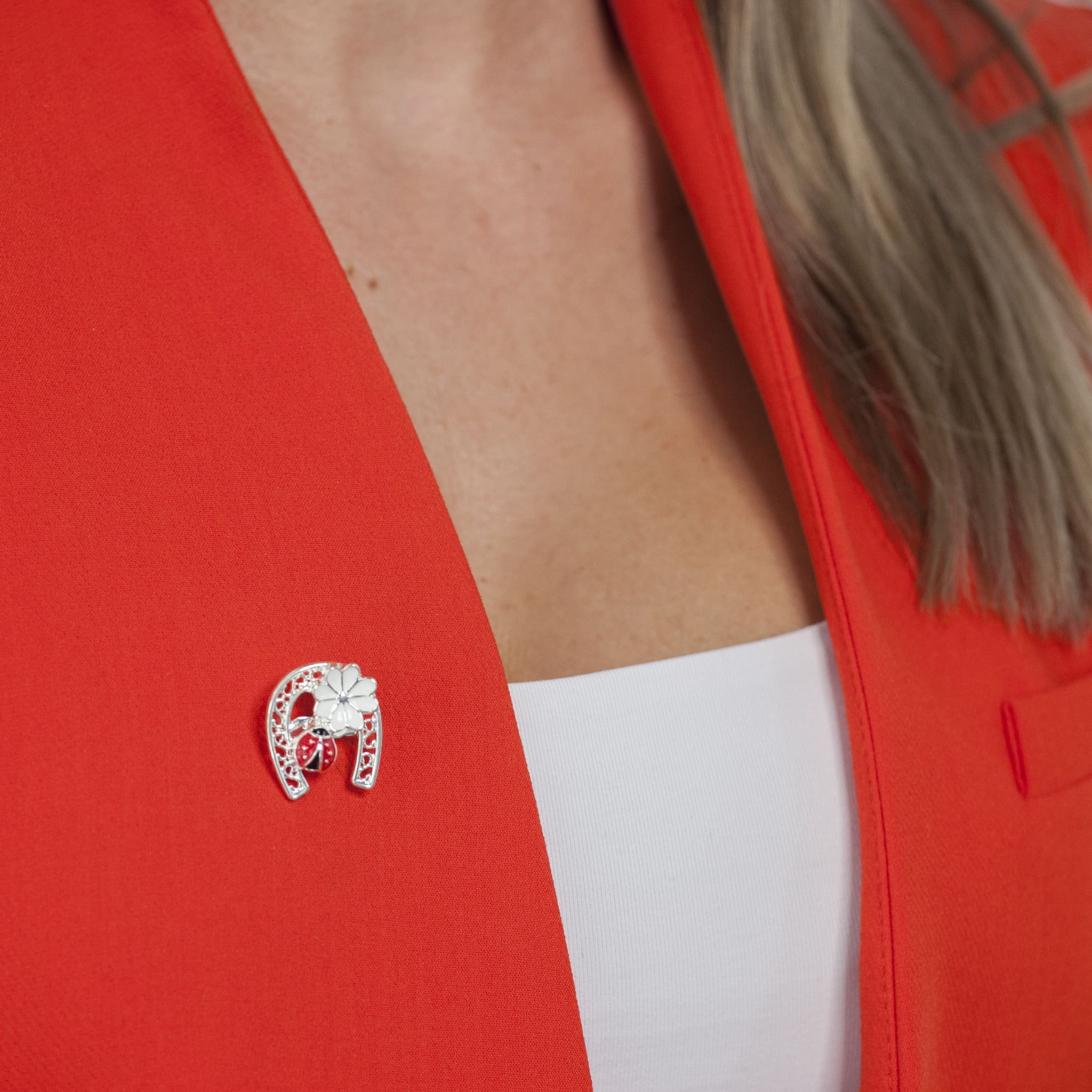 Mărțișor broche herradura con flor y mariquitas con bolsita de regalo y mensaje personalizado 5 Mărțișor broșă potcoava cu floare și gărgăriță cu punguță cadou și mesaj personalizat - Imagen 4